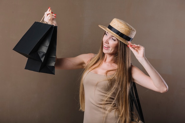 Vista frontal hermosa mujer con sombrero