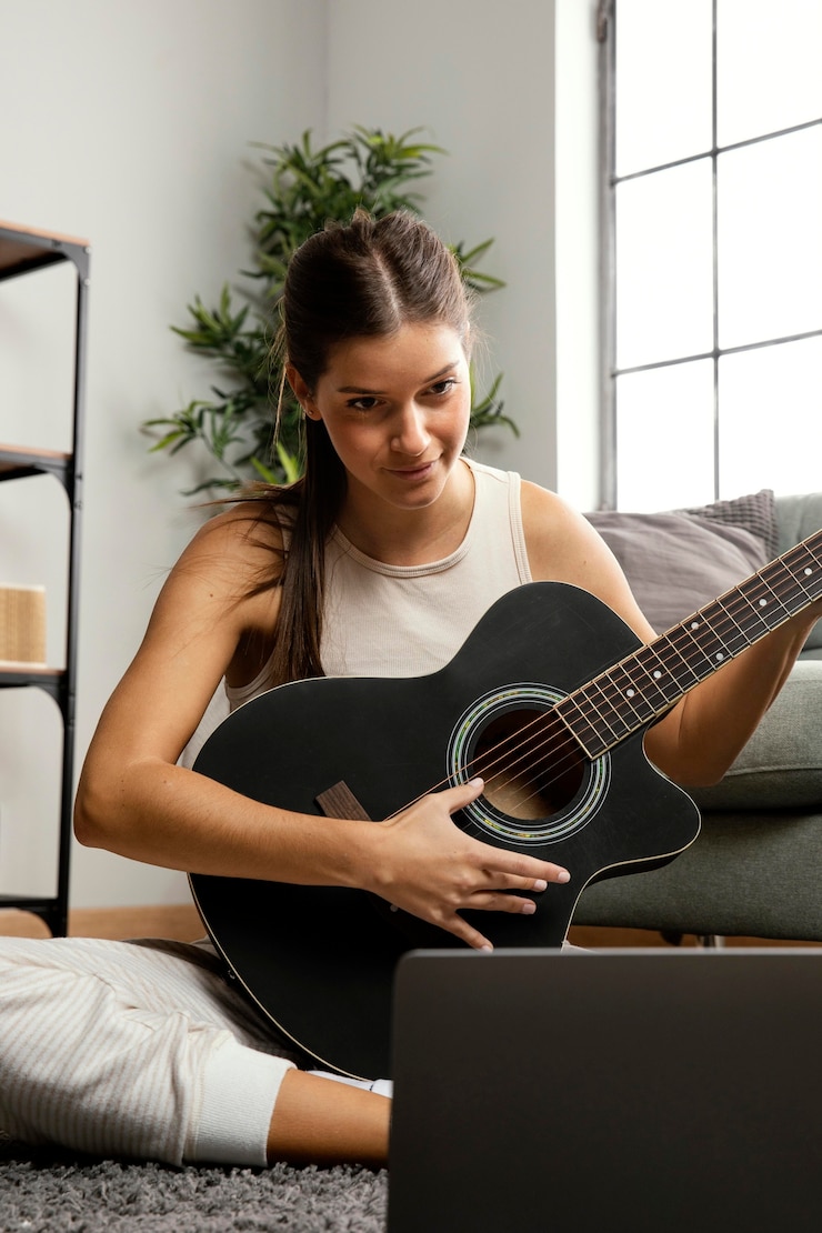 Foto gratuito vista frontal de una hermosa mujer tocando la guitarra