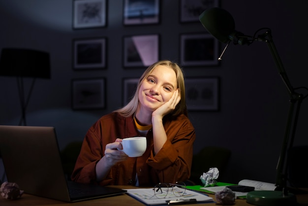 Foto gratuita vista frontal de la hermosa mujer tomando café