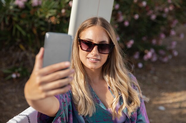 Vista frontal de la hermosa mujer tomando un selfie