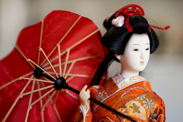 Vista frontal de la hermosa muñeca asiática