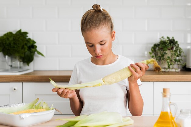 Vista frontal de la hermosa niña en la cocina