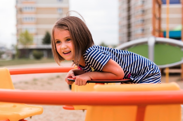 Vista frontal de la hermosa niña divirtiéndose