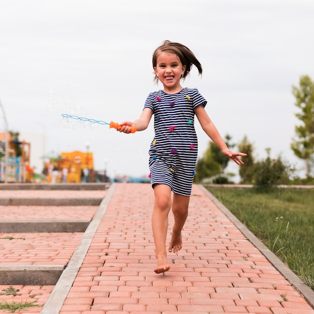 Foto gratuita vista frontal de la hermosa niña divirtiéndose