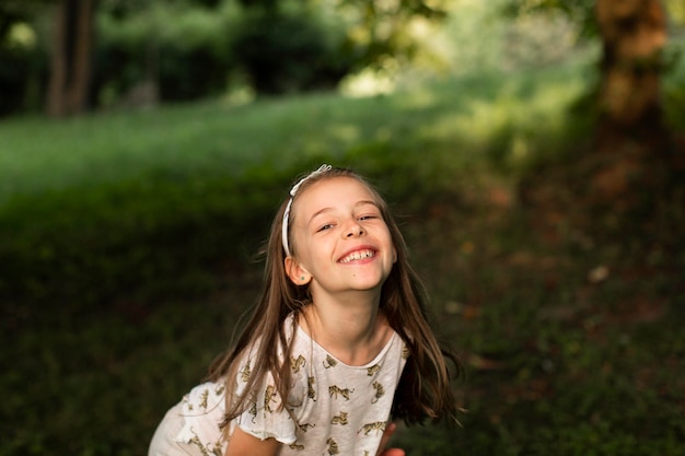 Vista frontal de la hermosa niña feliz divirtiéndose