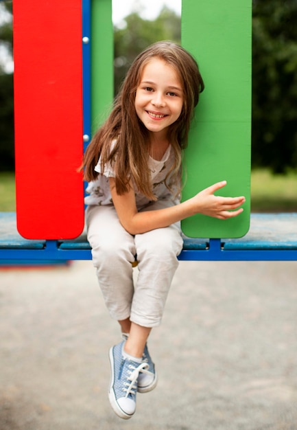 Foto gratuita vista frontal de la hermosa niña feliz en el parque