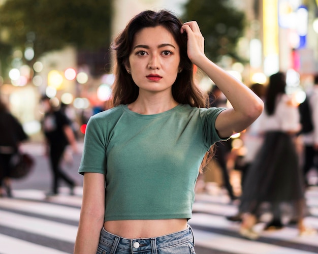 Vista frontal de la hermosa niña en Japón