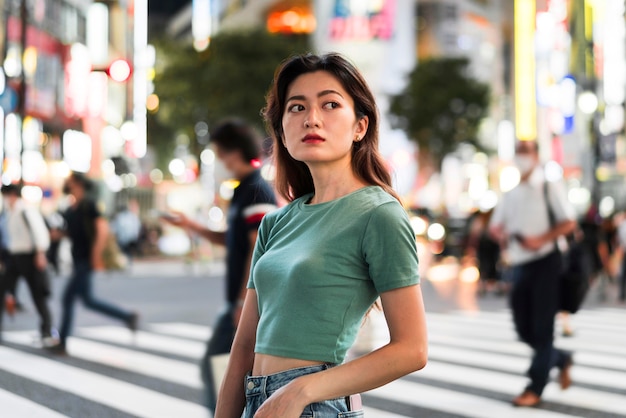 Vista frontal de la hermosa niña en Japón