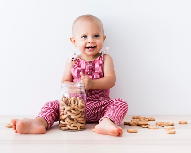 Vista frontal de la hermosa niña sonriente