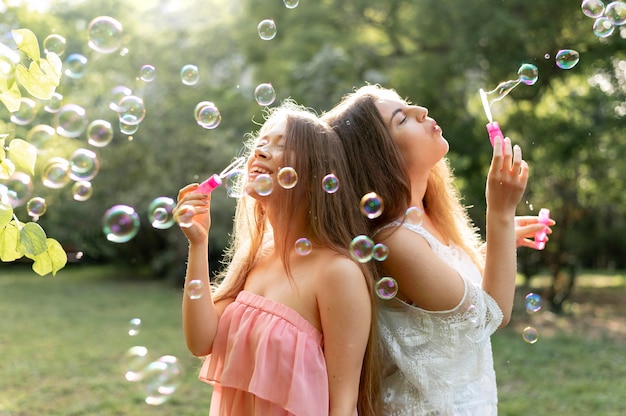 Vista frontal de hermosas chicas divirtiéndose