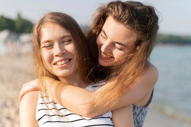 Vista frontal de hermosas chicas en la playa