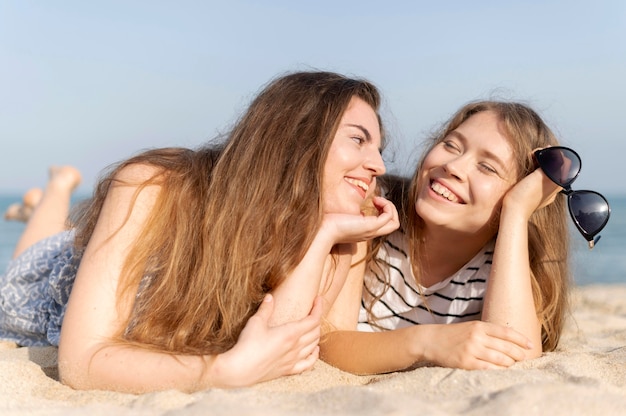 Vista frontal de hermosas chicas en la playa