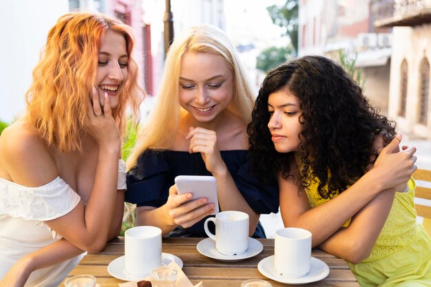 Vista frontal de hermosas chicas en el restaurante