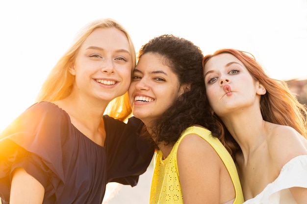 Vista frontal de hermosas chicas sonrientes