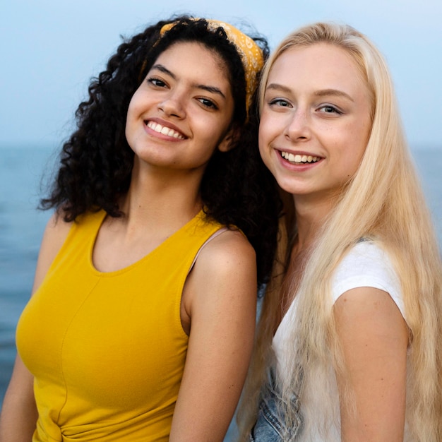 Foto gratuita vista frontal de hermosas chicas sonrientes