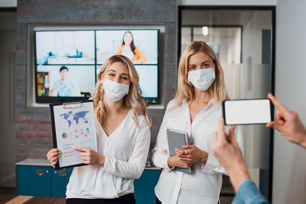 Vista frontal hermosas mujeres empresarias en el trabajo