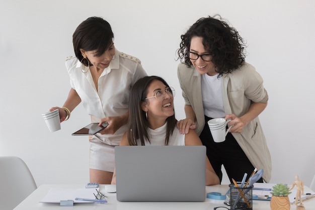 Vista frontal hermosas mujeres modernas trabajando juntas