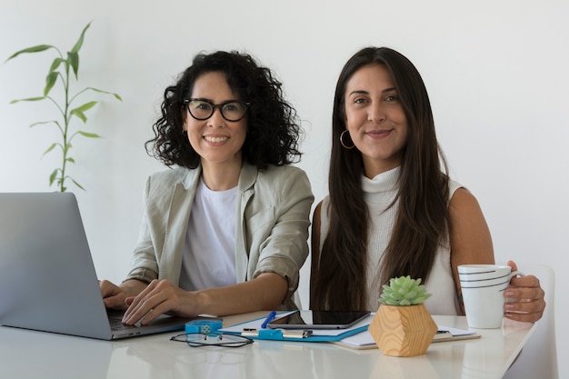 Vista frontal hermosas mujeres trabajando juntas