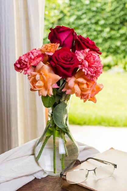 Vista frontal hermosas rosas en un jarrón