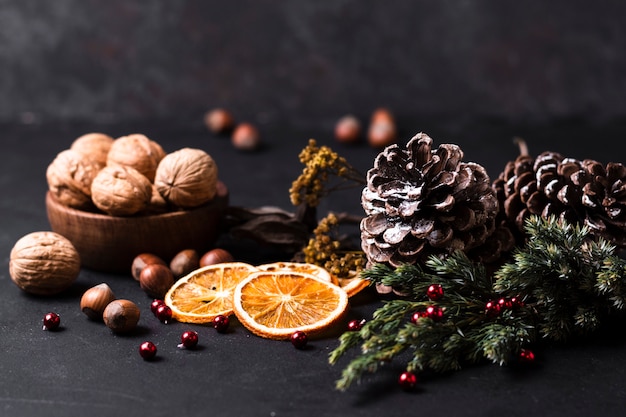 Vista frontal hermoso arreglo navideño con rodajas de naranja