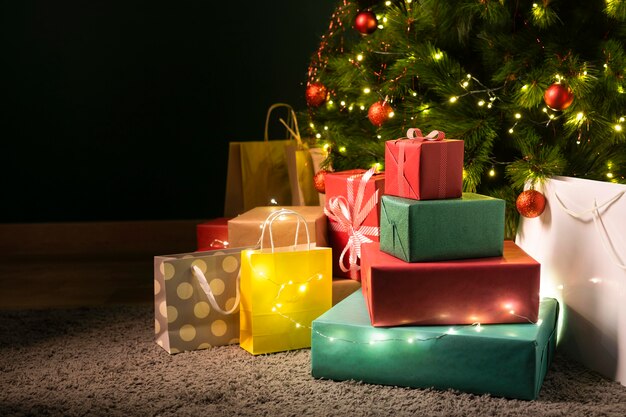 Vista frontal de hermosos regalos de navidad