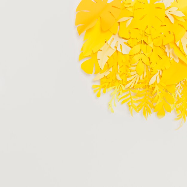 Vista frontal de hojas amarillas que inspiran felicidad