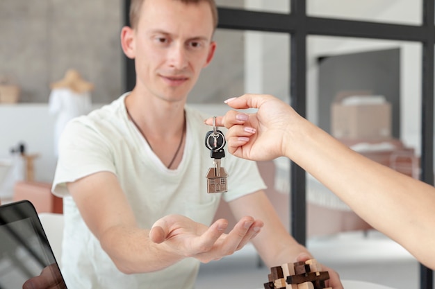 Foto gratuita vista frontal hombre aceptando las llaves de una casa nueva