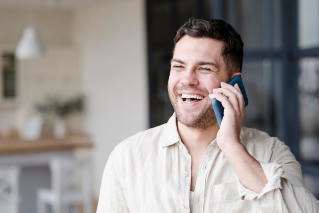 Vista frontal hombre con amplia sonrisa