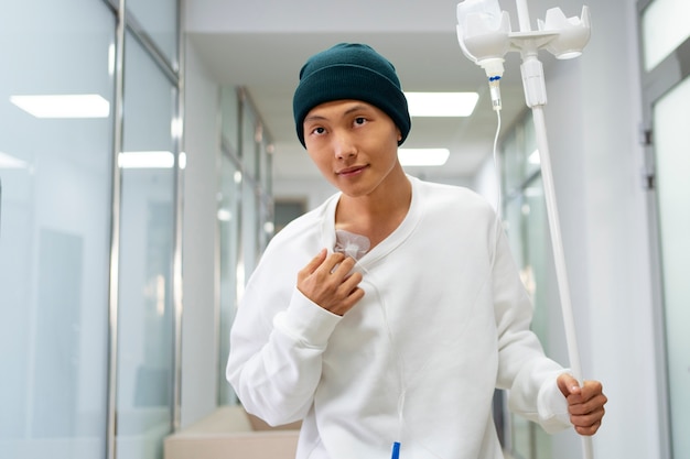 Vista frontal hombre asiático con cáncer