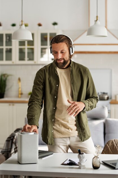 Vista frontal hombre con auriculares en casa