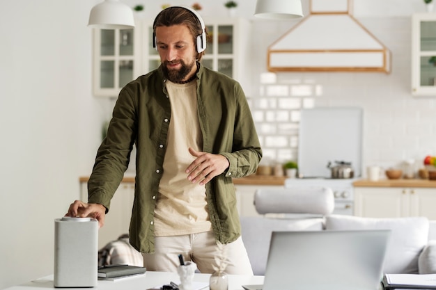 Vista frontal hombre con auriculares