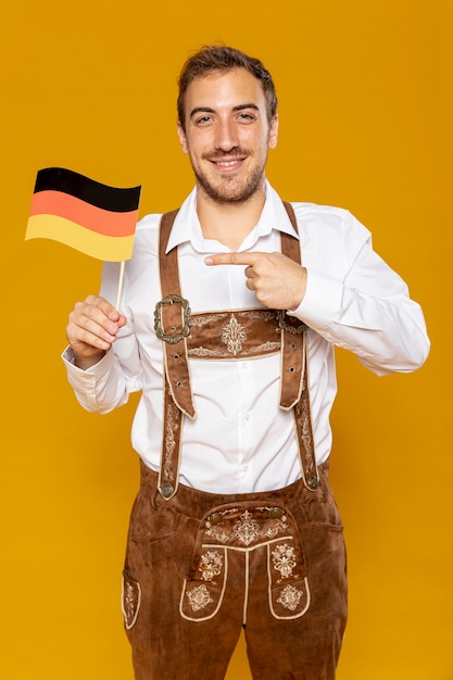 Foto gratuita vista frontal del hombre con bandera alemana