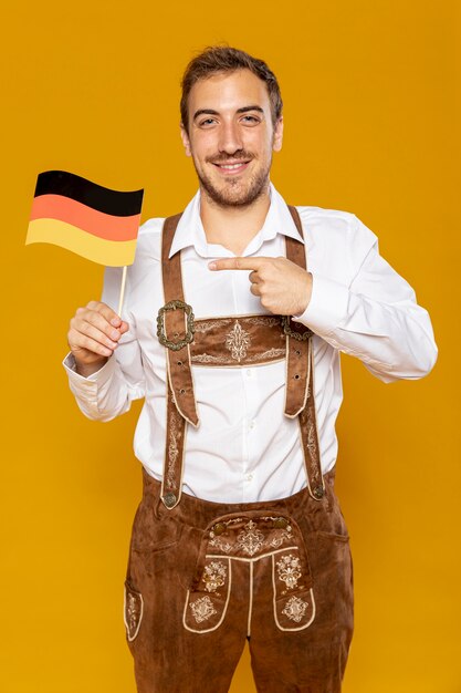 Vista frontal del hombre con bandera alemana