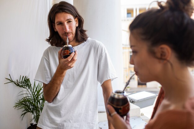 Vista frontal hombre bebiendo yerba mate