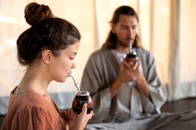 Vista frontal del hombre bebiendo yerba mate