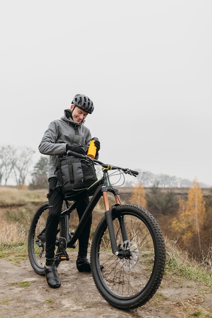 Foto gratuita vista frontal del hombre en bicicleta en la montaña