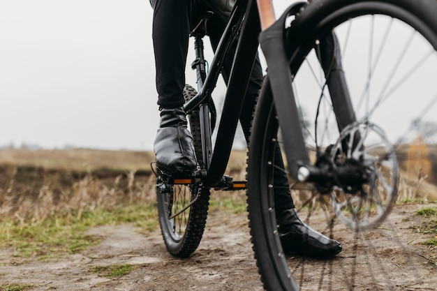 Foto gratuita vista frontal del hombre en bicicleta