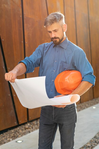 Vista frontal del hombre con blueprint