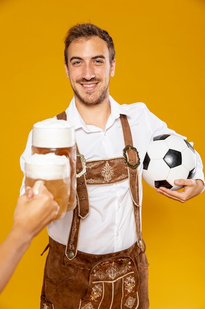 Foto gratuita vista frontal del hombre con bola y cerveza pinta