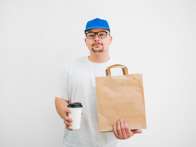 Vista frontal hombre con bolsa y taza de café