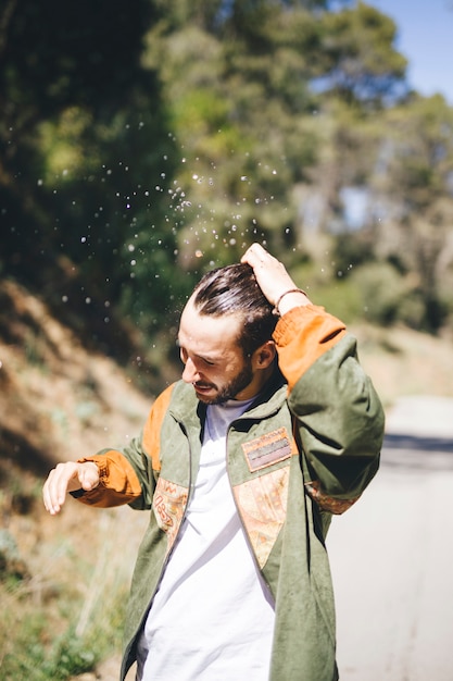 Vista frontal del hombre con cabello mojado