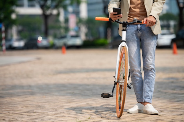 Vista frontal hombre caminando con bicicleta