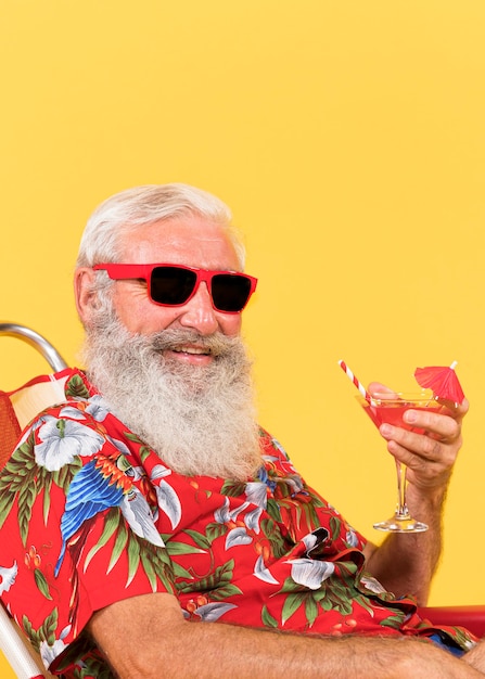 Vista frontal del hombre con camisa tropical y espacio de copia