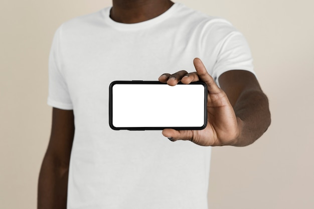 Vista frontal del hombre en una camiseta con smartphone con espacio de copia