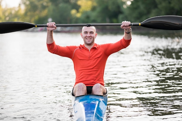 Vista frontal hombre en canoa con remo