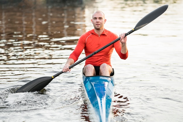 Vista frontal hombre en canoa