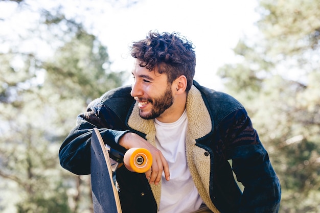 Vista frontal del hombre con chaqueta azul