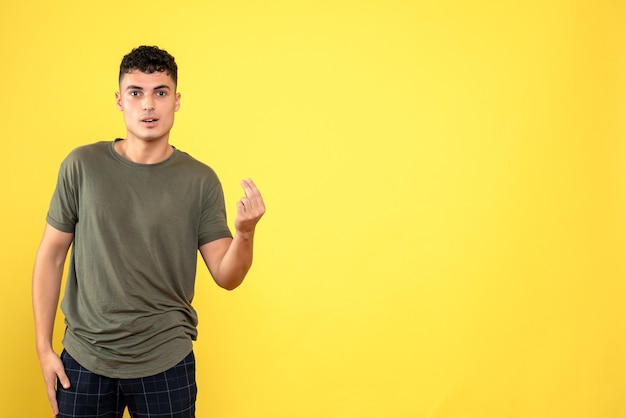 Vista frontal de un hombre el chico con una camiseta marrón y pantalón azul