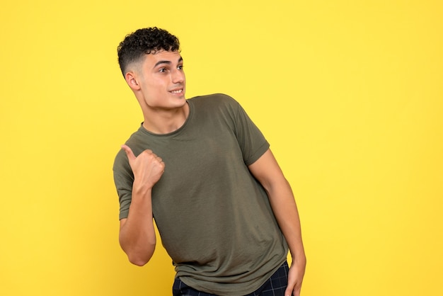 Vista frontal de un hombre, el chico sonriente levanta el pulgar y mira hacia un lado