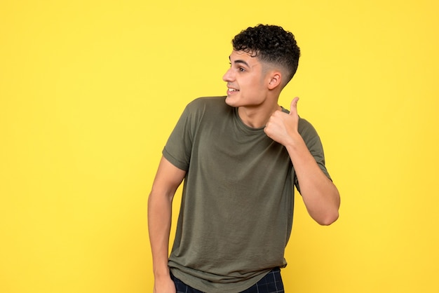 Vista frontal de un hombre el chico sonriente levanta el pulgar